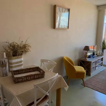Appartement Au 9 Sans 6 : Lumineux Vue Laterale *